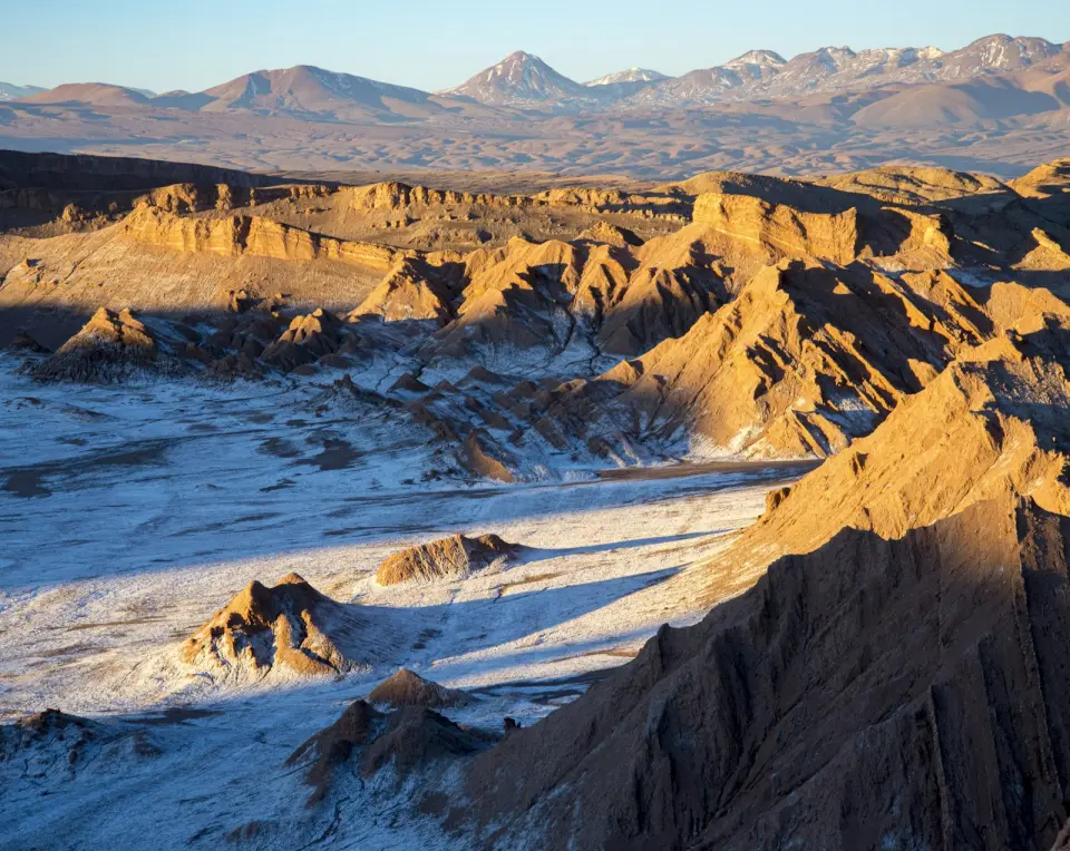 Quebradas del desierto de Atacama con la cordillera al fondo