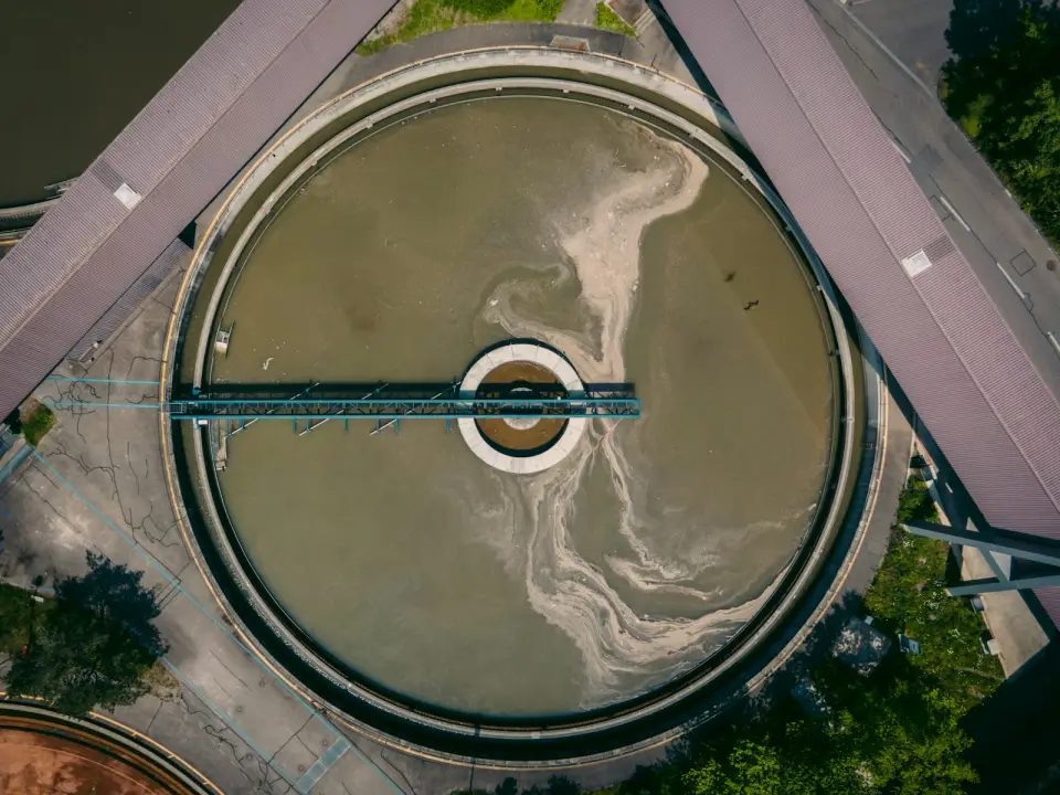 Vista aérea de un decantador circular de una planta de tratamiento
